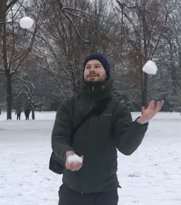 Philipp juggling snowballs